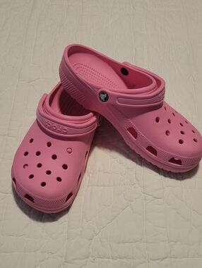 CROCS  Classic Clog in Bright Pink